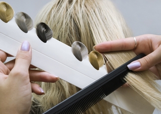 Почему наши волосы седеют? Причины и способы борьбы