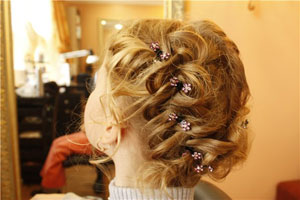 Прически на свадьбу для детей