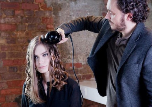 процесс завивки локонов