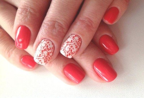 нежно-алый маникюр со стемпингом фото