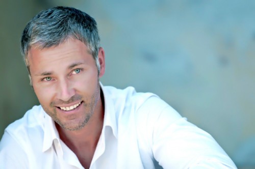 седой мужчина