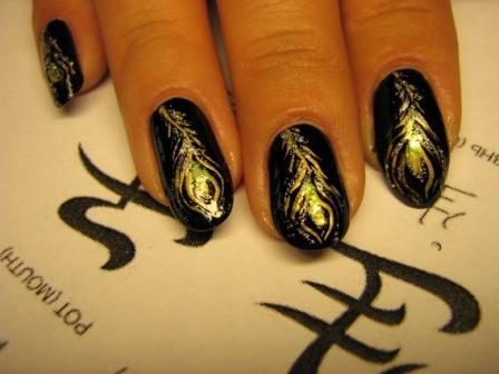 рисунок на ногтях перья