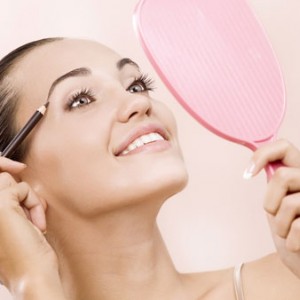 Как правильно выщипать брови в домашних условиях?