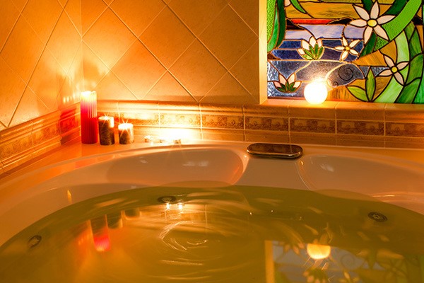 Расслабляющие ванны ванна и зажженные ароматные свечи