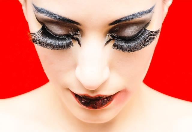 Можно ли снять ресницы в домашних условиях и как это сделать