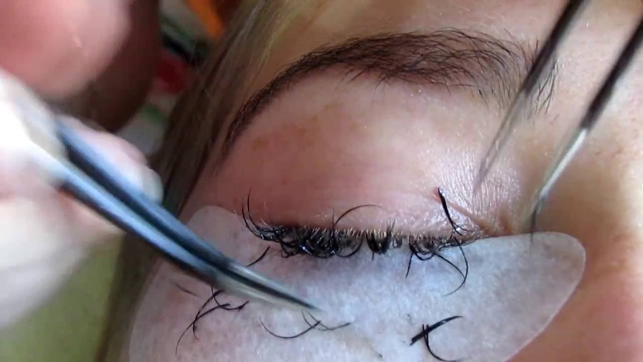 Как снимают наращённые ресницы в салоне и дома