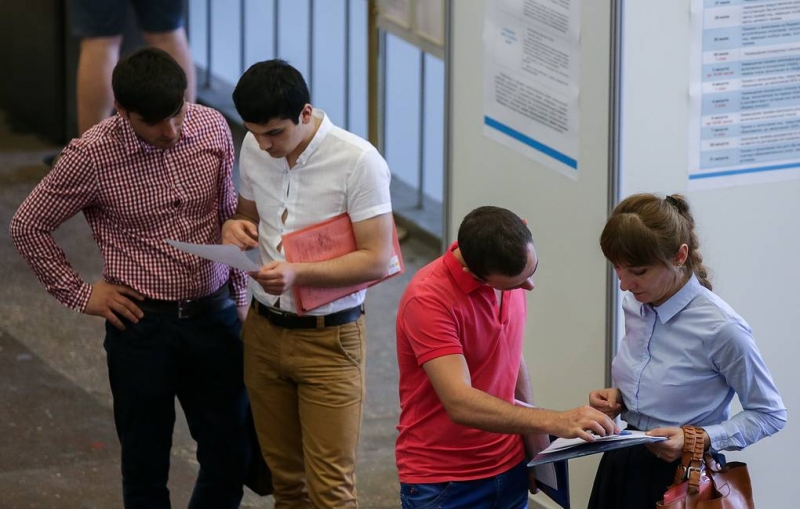 Абитуриенты смогут подать документы в вузы на бюджетные места до 10 августа