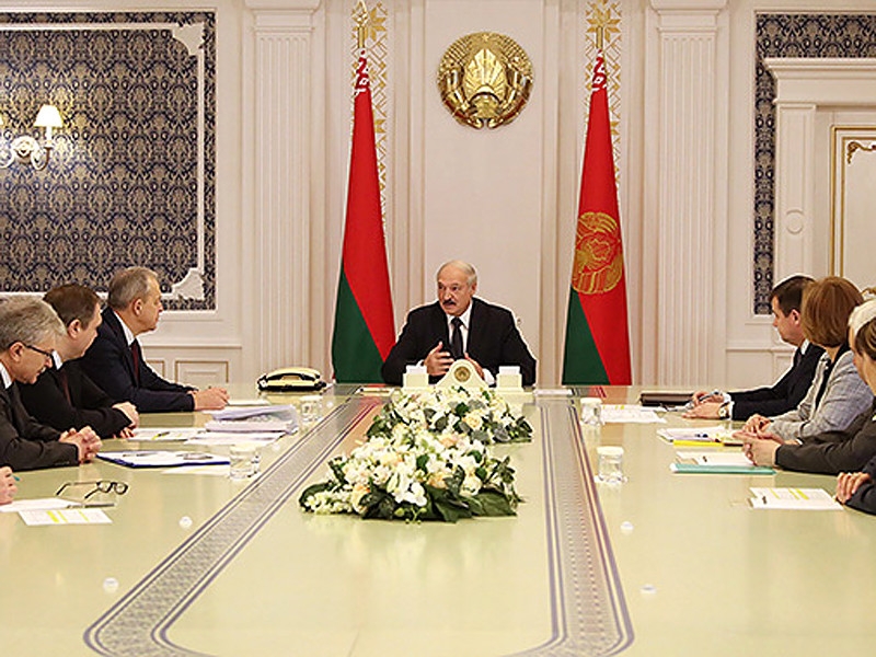 Белоруссия обязала самоизолироваться приезжающих из-за границы. Ранее Лукашенко называл коронавирус "психозом"