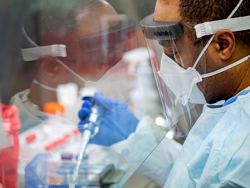 Более 20 тысяч волонтеров согласились заразиться схожими с COVID-19 вирусами за 4,4 тысячи долларов