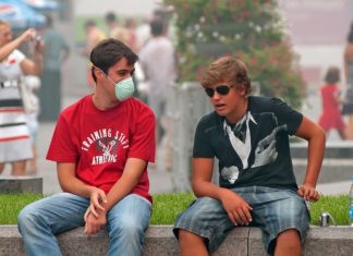 Человек является носителем коронавируса в течение пяти недель, выяснили ученые