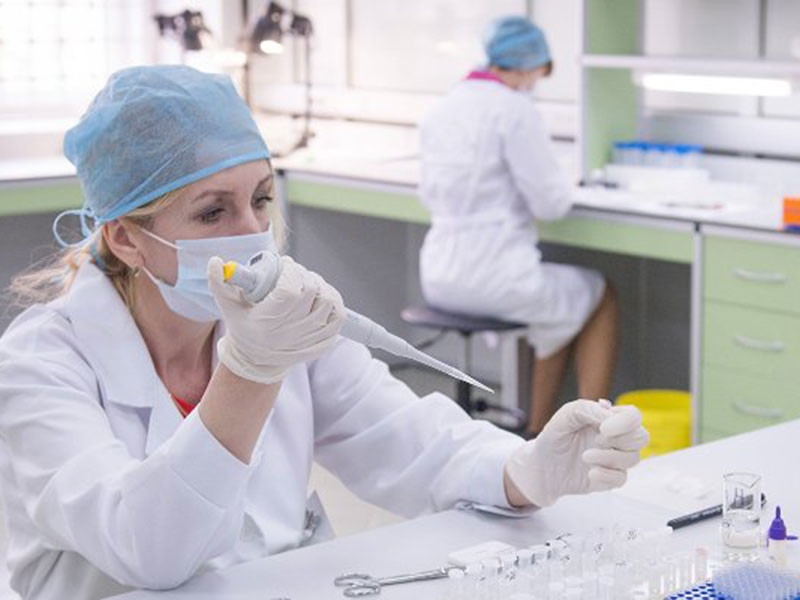 Человек является носителем коронавируса в течение пяти недель, выяснили ученые