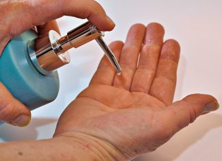 Фабрики по производству духов Christian Dior, Givenchy и Guerlain перешли на выпуск бесплатного антисептика