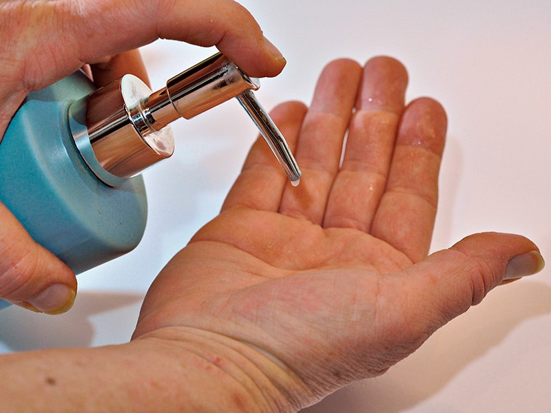 Фабрики по производству духов Christian Dior, Givenchy и Guerlain перешли на выпуск бесплатного антисептика