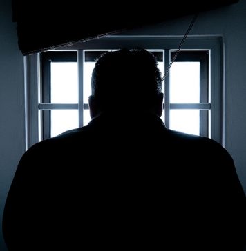 Государства массово освобождают заключенных перед эпидемией коронавируса в тюрьмах, однако Россия это делать не торопится