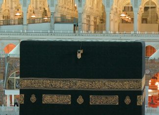 Из-за коронавируса впервые в истории закрылись две главные святыни ислама в Мекке и Медине