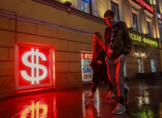 Курс доллара опустился ниже 77 рублей