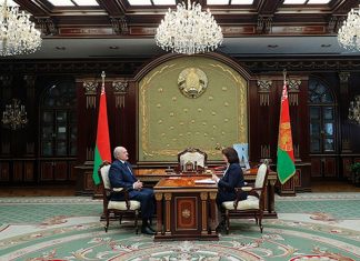 Лукашенко заявил, что изоляция в «тухлых квартирах, в атмосфере вирусов» убивает людей