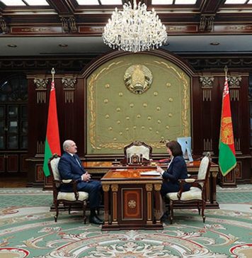 Лукашенко заявил, что изоляция в «тухлых квартирах, в атмосфере вирусов» убивает людей