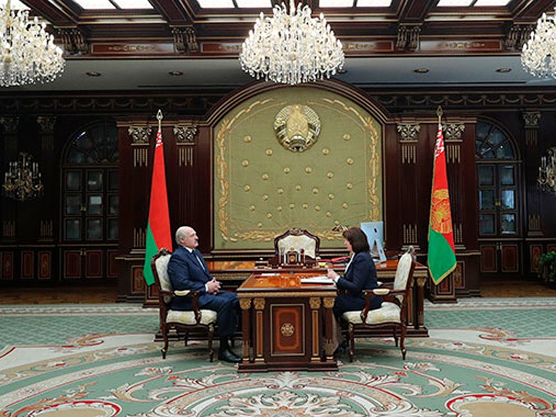 Лукашенко заявил, что изоляция в "тухлых квартирах, в атмосфере вирусов" убивает людей