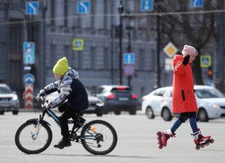 Роспотребнадзор рекомендует родителям ограничить контакты детей из-за коронавируса