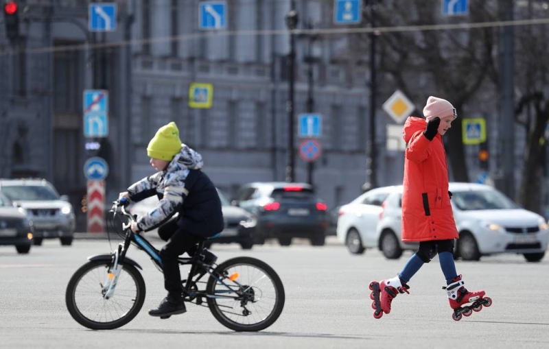 Роспотребнадзор рекомендует родителям ограничить контакты детей из-за коронавируса