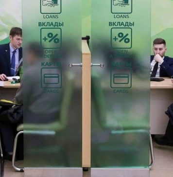 Российские банки отмечают рост заявлений о закрытии вкладов и выдаче наличных со счетов