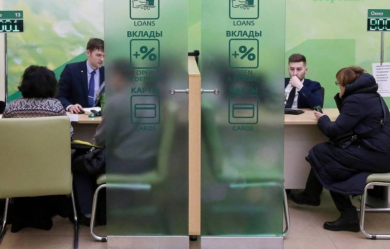 Российские банки отмечают рост заявлений о закрытии вкладов и выдаче наличных со счетов