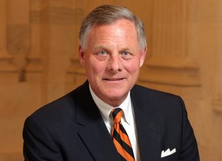 Сенатор-республиканец успел распродать акции, узнав от спецслужб о грядущем обвале на биржах из-за коронавируса