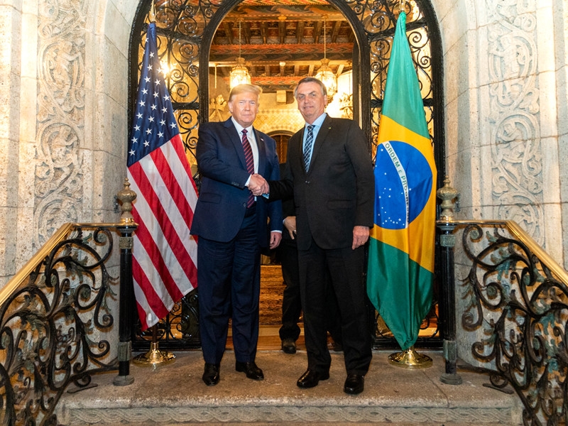 СМИ сообщили, что у президента Бразилии подтвердился коронавирус. Позднее он опроверг это сообщение