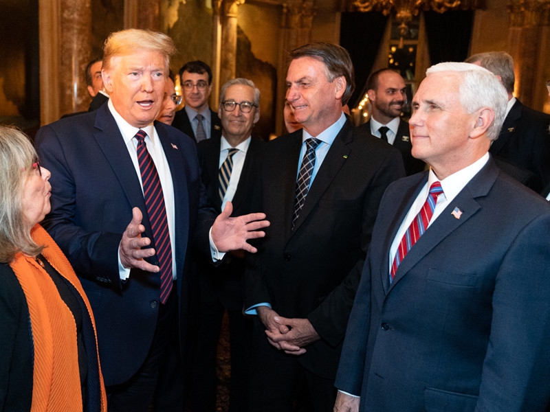 СМИ сообщили, что у президента Бразилии подтвердился коронавирус. Позднее он опроверг это сообщение