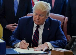 Трамп подписал закон о стимулирующих экономику США мерах на $2 трлн