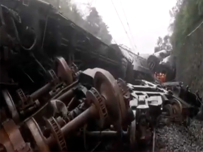 В Китае из-за оползня сошел с рельсов пассажирский поезд (ВИДЕО)