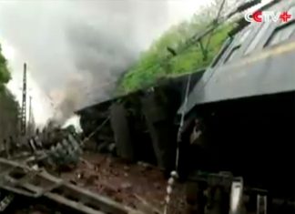 В Китае из-за оползня сошел с рельсов пассажирский поезд (ВИДЕО)