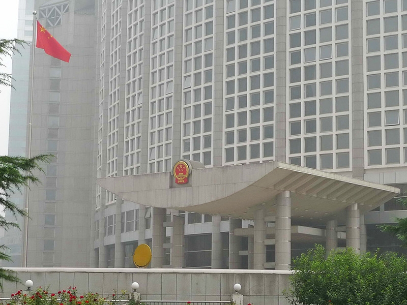 В МИД Китая предположили, что коронавирус завезли военные США