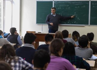 В Совфеде допустили возможность продления учебного года школьникам