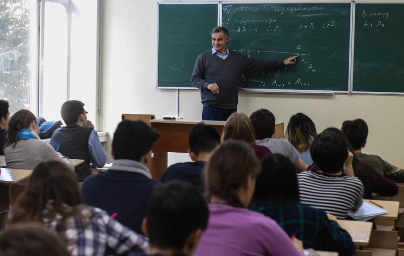 В Совфеде допустили возможность продления учебного года школьникам