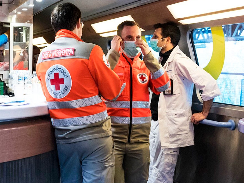 Во Франции от Covid-19 умерла 16-летняя девушка