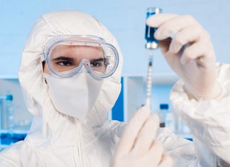 Американка стала первым человеком в мире, получившим экспериментальную вакцину от COVID-19