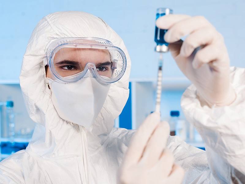 Американка стала первым человеком в мире, получившим экспериментальную вакцину от COVID-19