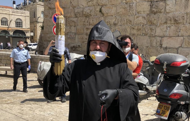 Благодатный огонь сошел в храме Гроба Господня в Иерусалиме