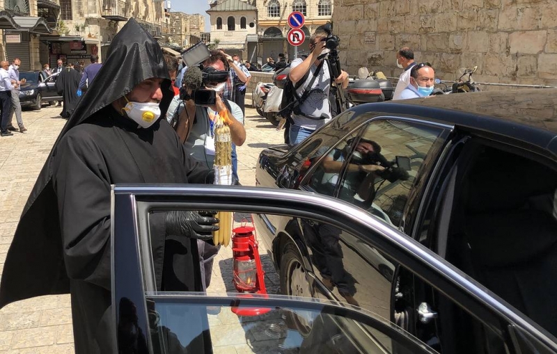 Благодатный огонь сошел в храме Гроба Господня в Иерусалиме