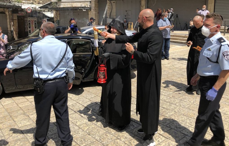 Благодатный огонь сошел в храме Гроба Господня в Иерусалиме