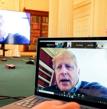 Британского премьер-министра Бориса Джонсона перевели из реанимации в обычную палату