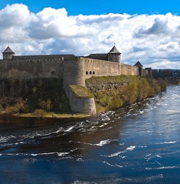 Четверо африканцев попытались попасть из РФ в Эстонию, переплыв Нарву