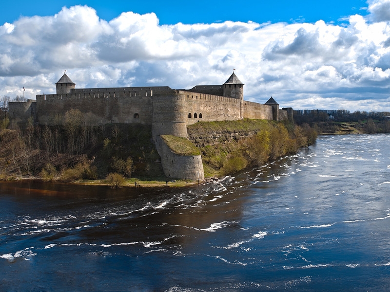 Четверо африканцев попытались попасть из РФ в Эстонию, переплыв Нарву