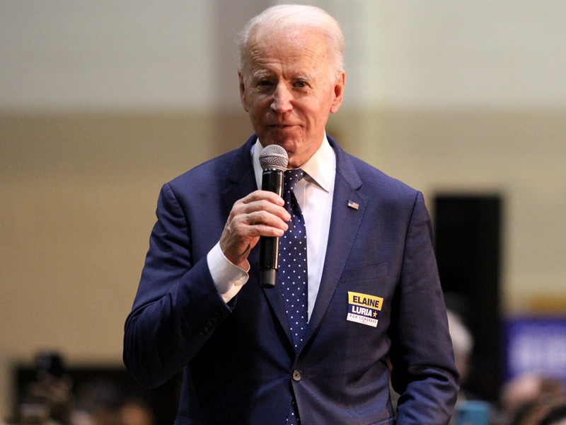 Демократ Берни Сандерс выбыл из президентской гонки