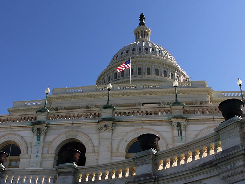 Конгресс США одобрил еще один пакет "противовирусных" экономических мер в 500 миллиардов долларов