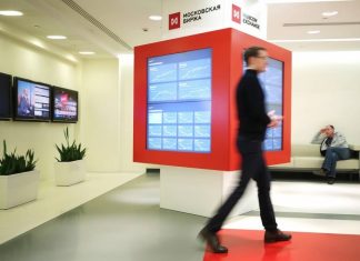 Курс евро на Мосбирже опустился ниже 83 рублей