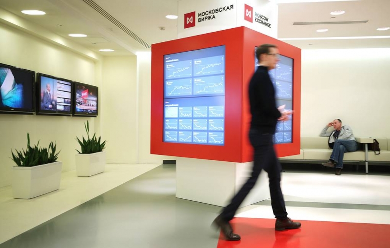 Курс евро на Мосбирже опустился ниже 83 рублей