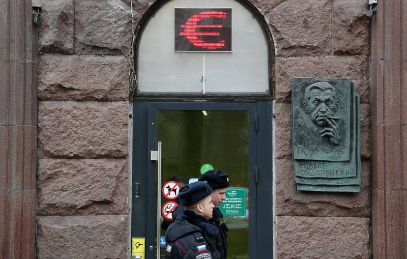 Курс евро на Мосбирже поднялся выше 81 рубля